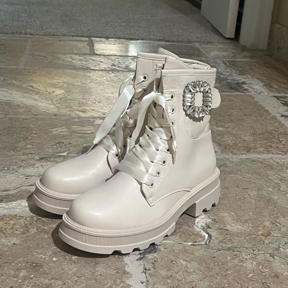 Size 8 fashion nova combat boots